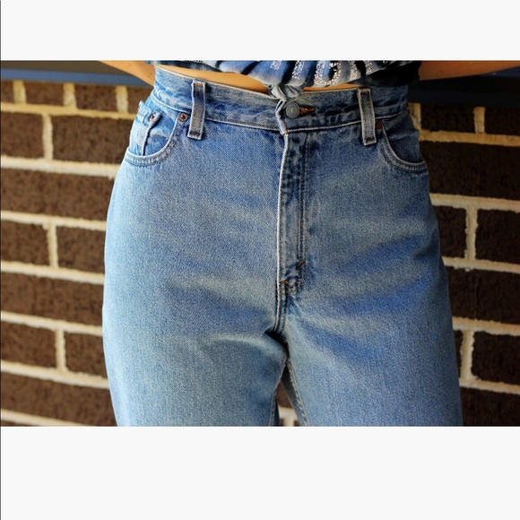 Distressed vintage Levi’s high waisted mom jeans - Picture 2 of 3